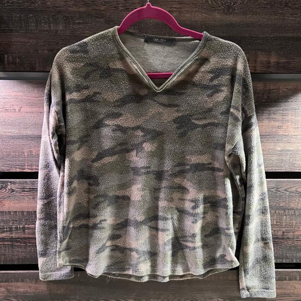 Cammo V Neck Pullover Size S